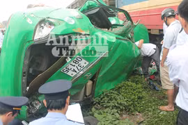 Băng qua đường ngang dân sinh, taxi bị tàu hỏa tông nát