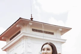 Hoa hậu Huỳnh Thuý Anh diện áo dài duyên dáng đi chợ Bến Thành