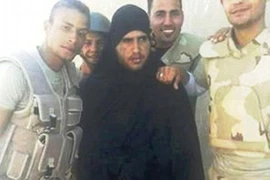 Lính Ai Cập chế giễu phiến quân IS mặc đồ phụ nữ để chạy trốn