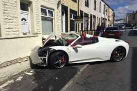 Anh chàng thuê siêu xe 240.000 bảng Anh làm đám cưới và cái kết đắng