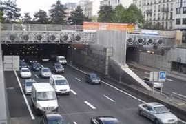 Bị giật túi trang sức 5 triệu euro trong lúc tắc đường ở Paris