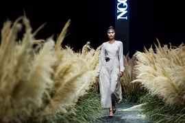 Hoa hậu Ngọc Hân gây ấn tượng với bộ sưu tập thời trang thu đông 