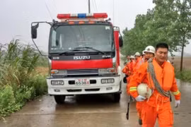 Kịch tính vụ giải cứu bé trai 3 tuổi rơi xuống giếng sâu