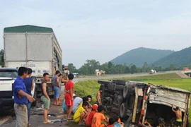 Va chạm với xe container, xe tải chở nước ngọt lao xuống ruộng