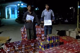 2 người Trung Quốc buôn lậu pháo qua biên giới