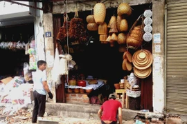 Người dân phố cổ Hà Nội tự tháo dỡ bục bệ, mái vẩy