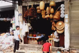 Người dân phố cổ Hà Nội tự tháo dỡ bục bệ, mái vẩy
