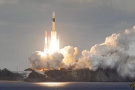 Nhật Bản phóng vệ tinh quân sự đầu tiên đối phó Trung Quốc