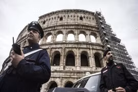 Dân mạng phát sốt vì hành động đẹp của cảnh sát Rome