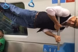 "Soái ca" 70 tuổi gây sốt với động tác thể hình khó