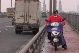 "Người hùng" ngăn 300 người muốn nhảy cầu tự tử