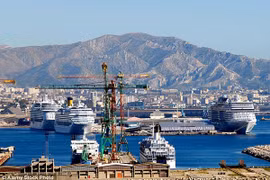 Pháp sơ tán phà chở khách ở cảng Marseille sau vụ nổ