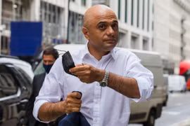 Bộ trưởng Y tế Anh bị chỉ trích vì khuyên người dân không ‘co rúm người’ trước virus