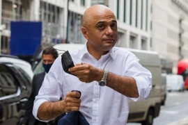 Bộ trưởng Y tế Anh bị chỉ trích vì khuyên người dân không ‘co rúm người’ trước virus