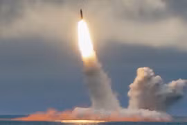 [Video] Tàu ngầm Nga phóng loạt 4 tên lửa đạn đạo Bulava