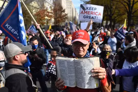 Người ủng hộ và chống đối ông Donald Trump đụng độ gần Nhà Trắng