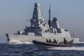 Vụ trục hạm HMS Defender bị bắn cảnh cáo: Nga nói ‘có’, Anh bảo ‘không’