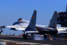 Nhật Bản thông qua ngân sách quốc phòng cao kỉ lục