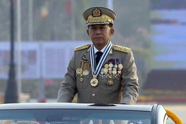 [ẢNH] Tổng Tư lệnh quân đội Myanmar hứa trao trả quyền lực sau bầu cử