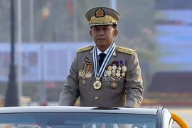 [ẢNH] Tổng Tư lệnh quân đội Myanmar hứa trao trả quyền lực sau bầu cử