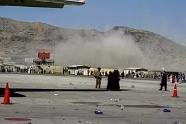 Hai vụ nổ lớn xảy ra tại sân bay Kabul, có lính Mỹ thiệt mạng