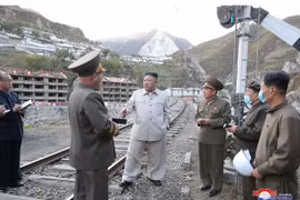 Chủ tịch Kim Jong-un thị sát vùng người dân chịu ảnh hưởng do bão