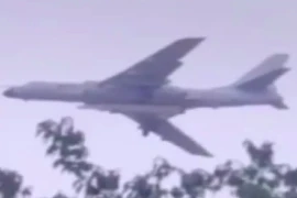 Oanh tạc cơ H-6N của Trung Quốc mang tên lửa cỡ lớn bí ẩn