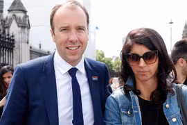 Bộ trưởng Y tế Anh từ chức vì vi phạm quy định chống dịch Covid-19