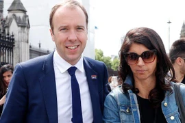 Bộ trưởng Y tế Anh từ chức vì vi phạm quy định chống dịch Covid-19