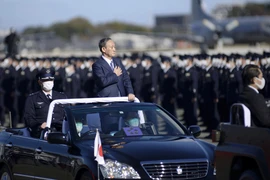 Thủ tướng Nhật Bản dự duyệt binh, kêu gọi quân đội đoàn kết