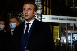 Tổng thống Macron gọi vụ sát hại giáo viên ở ngoại ô Paris là khủng bố