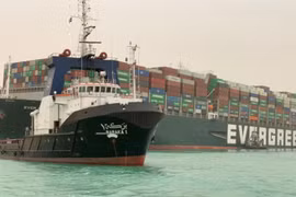 Siêu tàu Ever Given mắc cạn có thể chắn ngang kênh đào Suez tới vài tuần