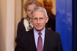Bác sĩ Anthony Fauci kêu gọi ông Donald Trump khuyên người ủng hộ tiêm vaccine