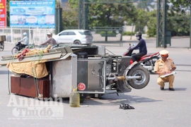 Xe ba bánh chở cồng kềnh đâm xe đạp điện khiến nữ sinh bị thương nặng