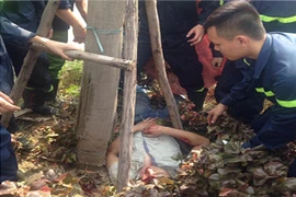 Giải cứu thành công nam thanh niên gặp tai nạn, kẹt dưới gốc cây