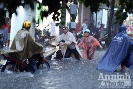 Hà Nội: nhiều tuyến phố ngập sâu sau trận mưa lớn
