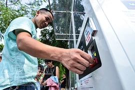 Cận cảnh máy bán nước tự động tiện dụng bên hồ Gươm