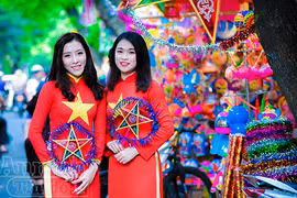 Điệu đà thiếu nữ Hà Nội đi chợ Trung thu phố cổ 