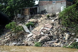 Hà Nội: Nhà đang ở bỗng trôi tuột xuống sông Hồng