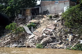 Hà Nội: Nhà đang ở bỗng trôi tuột xuống sông Hồng