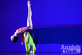 Nữ sinh trường múa đẹp mơ màng trong vũ điệu dân gian