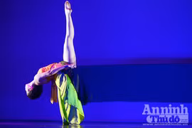 Nữ sinh trường múa đẹp mơ màng trong vũ điệu dân gian