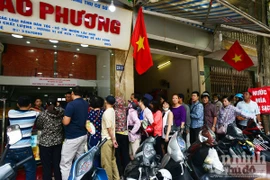 Người Hà Nội rồng rắn xếp hàng mua bánh trung thu sớm