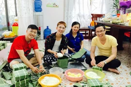 MC Quốc Bình "rủ rê" đồng nghiệp nấu bánh chưng