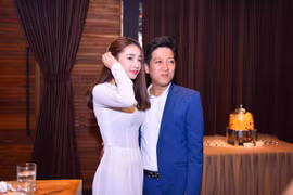 Nhã Phương mặc áo dài trắng nhận học bổng từ Trường Giang