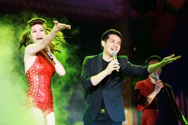 Đông Nhi - Ông Cao Thắng cùng tạo kỷ lục nhiều người hôn nhau nhất tại Việt Nam