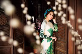Ngọc Trinh đẹp dịu dàng trong áo dài đón Xuân