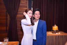 Nhã Phương mặc áo dài trắng nhận học bổng từ Trường Giang