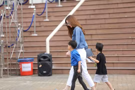 Hồ Ngọc Hà cùng chồng cũ đưa con trai đi xem nhạc kịch trên băng 