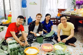 MC Quốc Bình "rủ rê" đồng nghiệp nấu bánh chưng